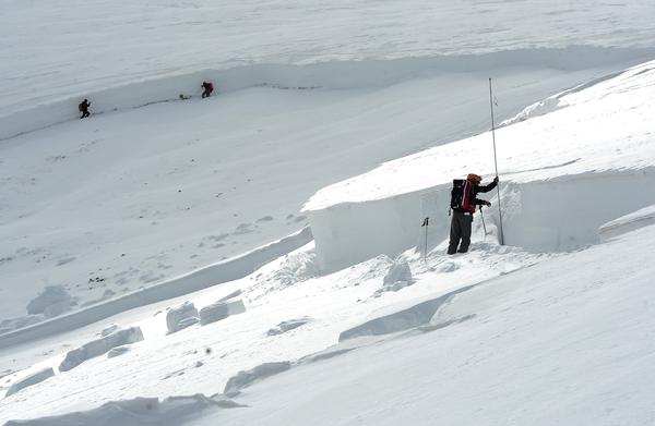 Scott Toepfer, a member of the Colorado Avalanche Information Center, takes depth measurements every 50 feet at the crown of the avalanche near Loveland Pass on Sunday. (Helen H. Richardson, The Denver Post)