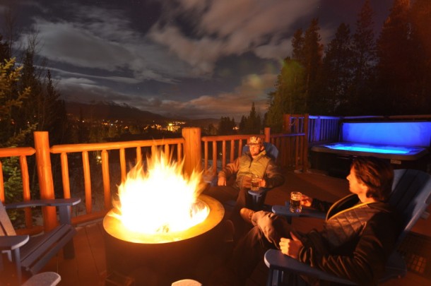 Outdoor fire pit, plus hot tub; no better way to cap off a day of shredding | P: The Bivvi