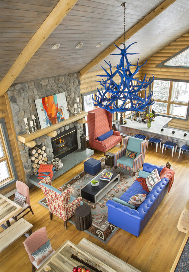 The (not so common) common room, blue antler chandelier and all | P: The Bivvi