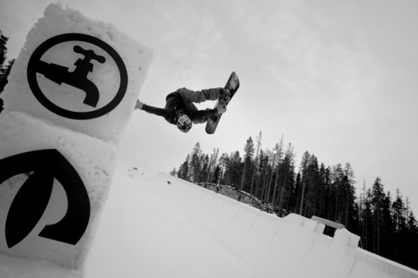 Danny Davis, handplanting the snow box | P: Danny Burrows/ Red Bull