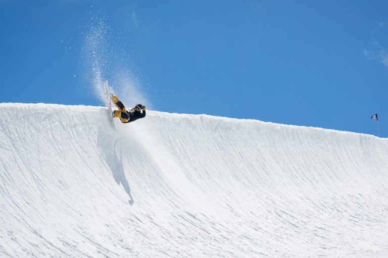 686 Holy Bowly Shuhei Sato snowboarding