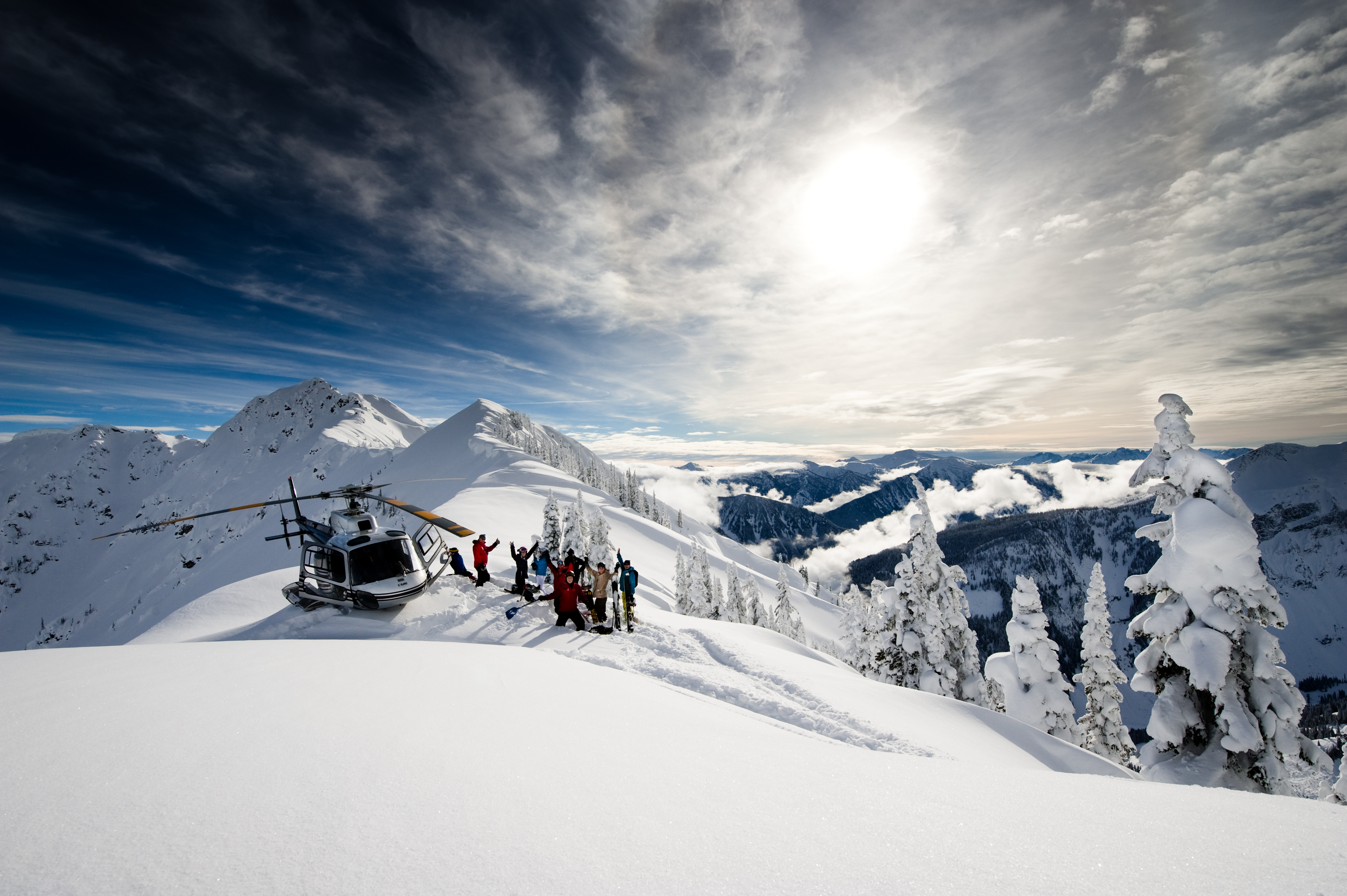 Зимний туризм. Канада Хели ски. Фрирайд и Хели ски. Heliskiing. Горы Альпы сноуборд.