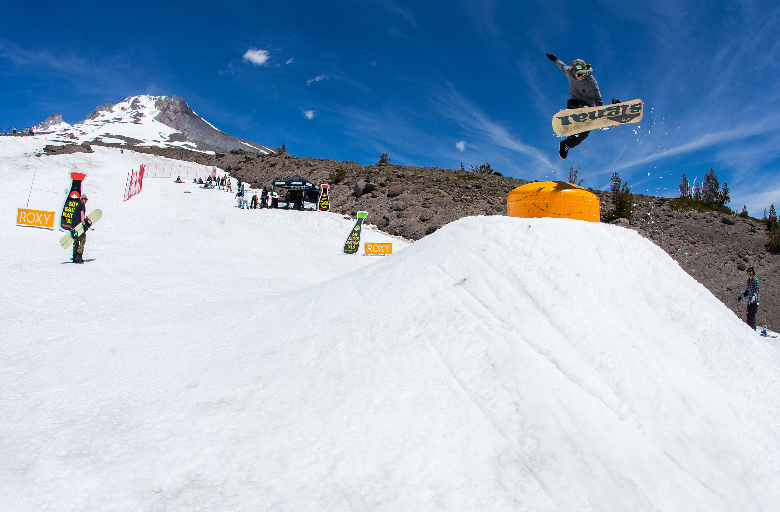Steve Lauder bonks a bonk on a snowboard