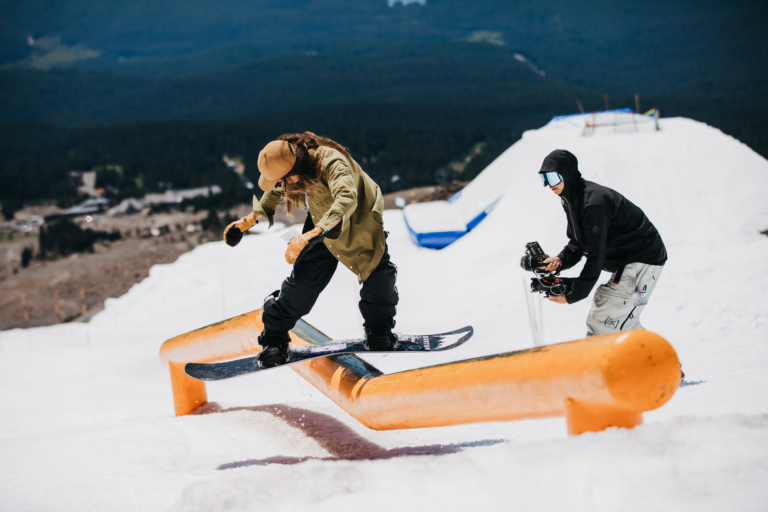 Nora Beck snowboarding