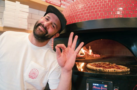 Frank April and a pizza oven at Pizzeria Des Battures